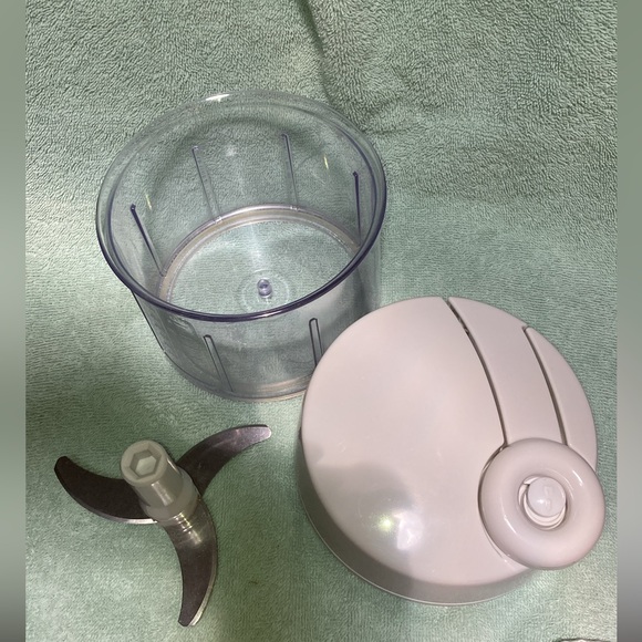 PAMPERED CHEF MANUAL FOOD PROCESSOR, INCLUDES HANDLE, LID & BOWL -PRE OWNED - Picture 2 of 14